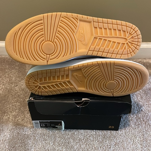 Brand new gum sole Jordan 1 mids…Dope with a pair of Khaki’s… - Picture 3 of 7